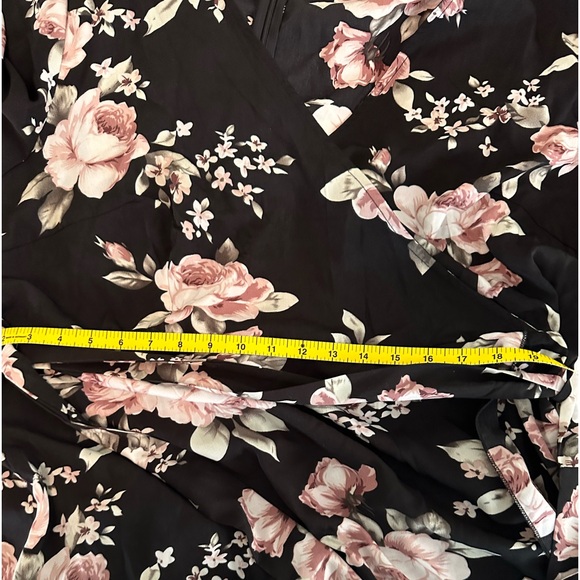 Black floral print wrap dress fits like 3XL - Picture 6 of 6